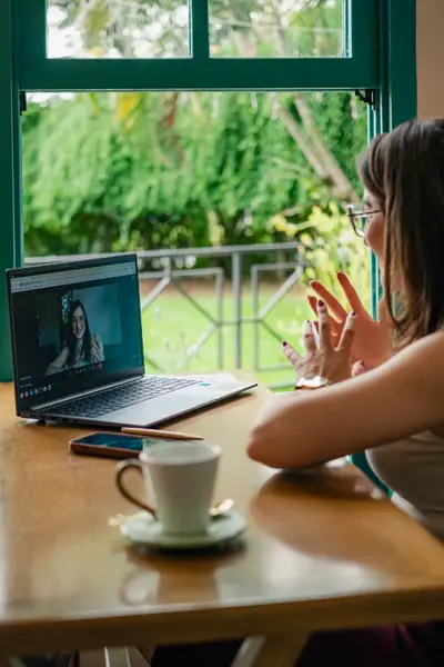 Fernanda Schroeder, psicóloga online em atendimento individual — abordagem sistêmica