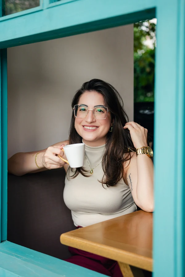 Fernanda Schroeder, psicóloga online com CRP ativo e abordagem sistêmica familiar